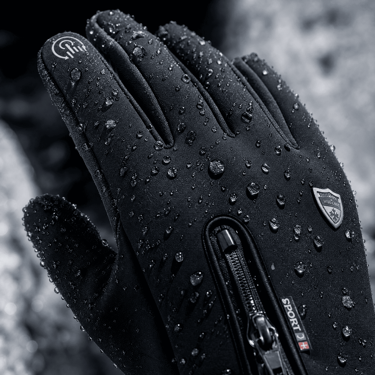 Nahaufnahme des Handschuhs mit Wassertropfen auf dem abweisenden Obermaterial